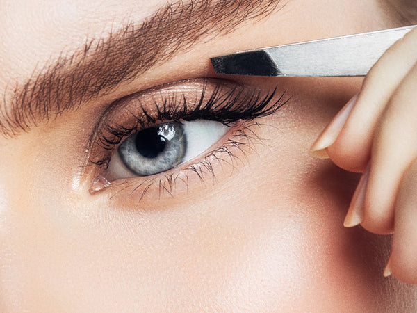 How to Perfectly Shape Your Eyebrows with Tweezers